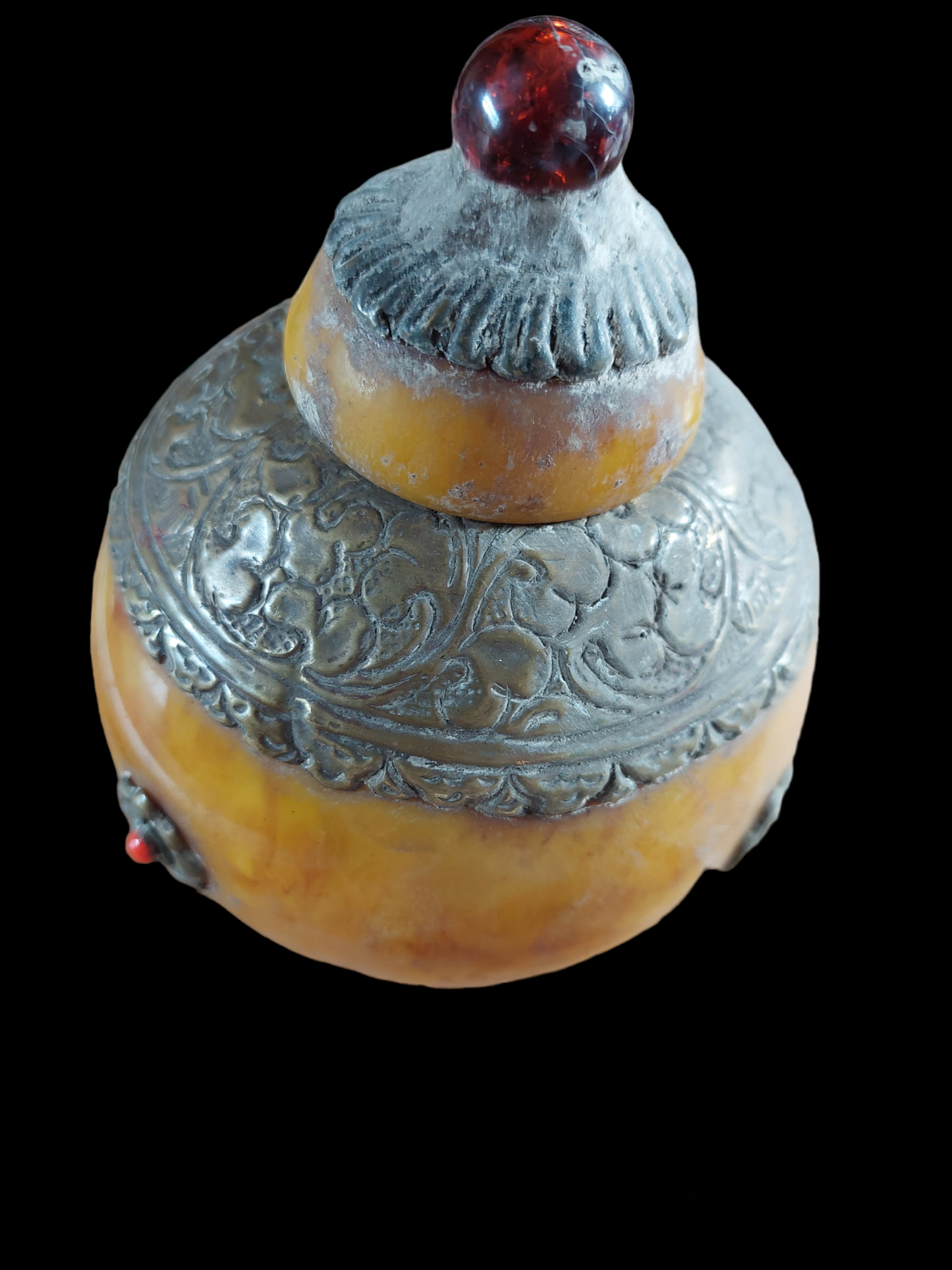 Antique tibetan beeswax snuff bottle