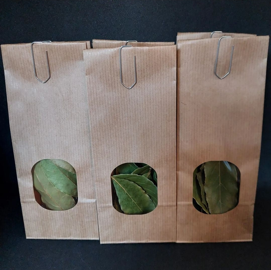 Laurel leaves