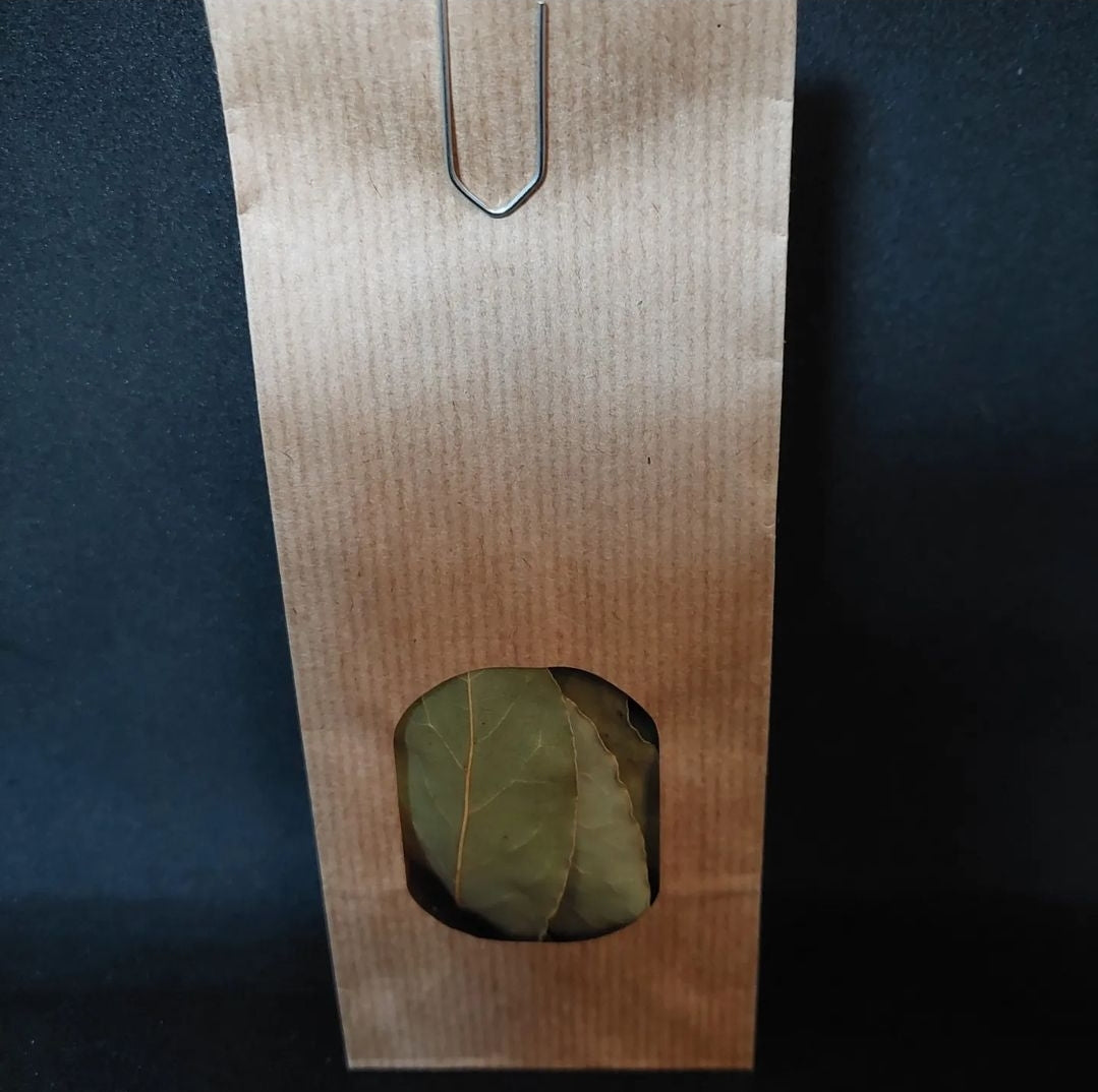 Laurel leaves