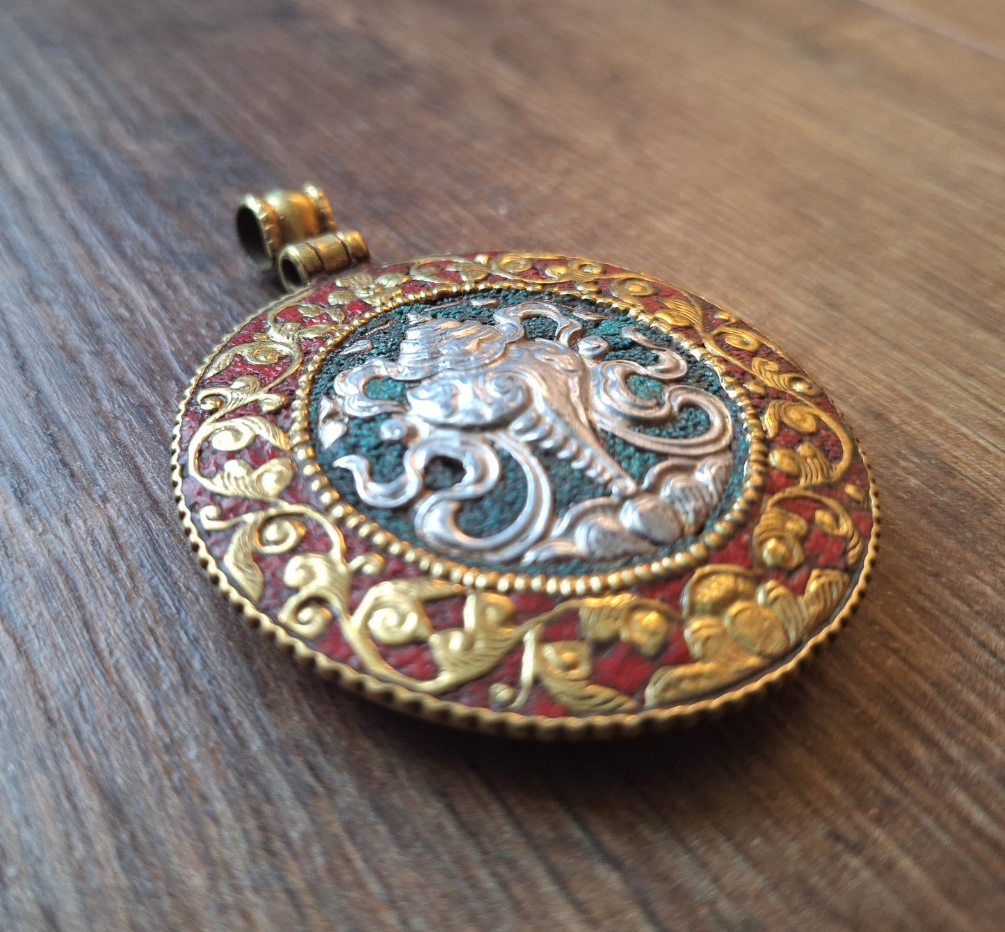 Nepalese melong Conch Shell and Endless Knot 54 millimeters