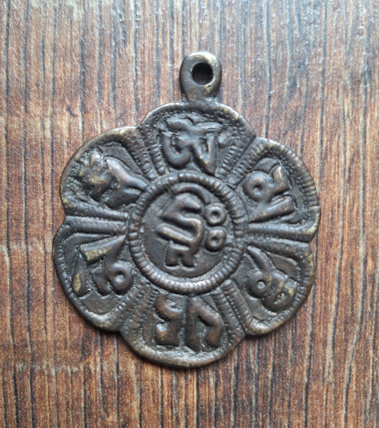 Vintage Nepalese melong Om Mani Padme Hum 50 millimeters