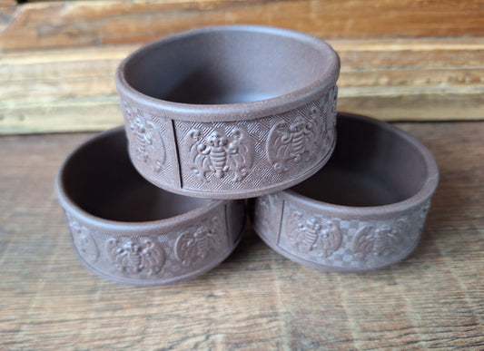 Yixing clay tea cup or offering bowl with bats