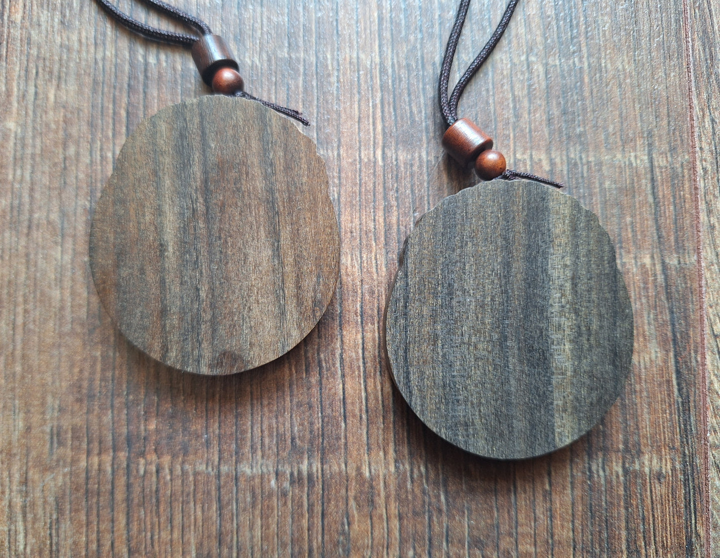 Necklace with wooden pendant Si Pa Ho