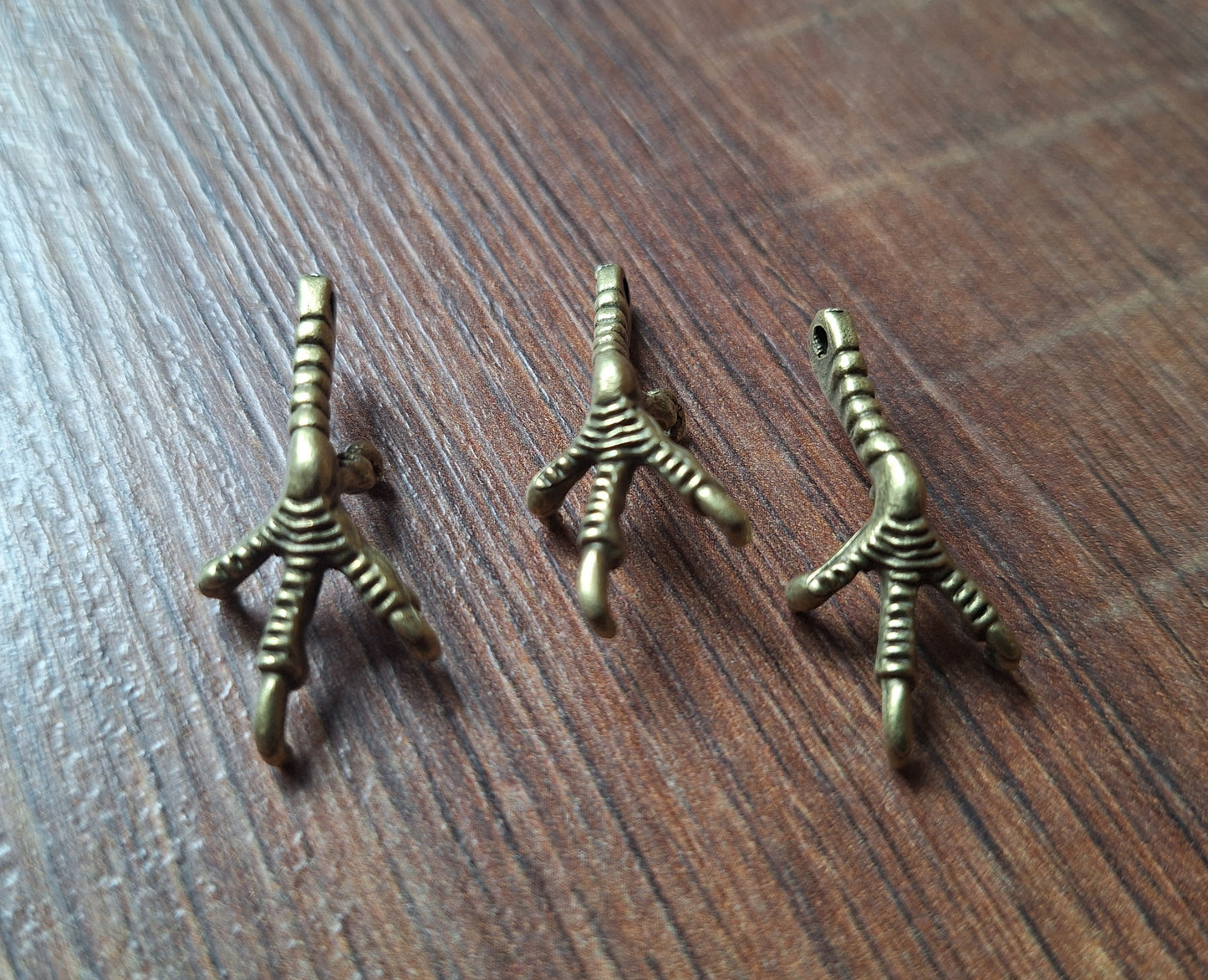 Pendant crow claw