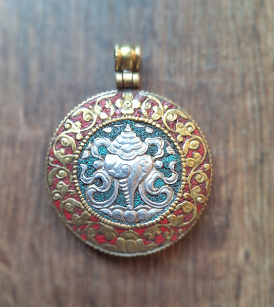 Nepalese melong Conch Shell and Endless Knot 54 millimeters