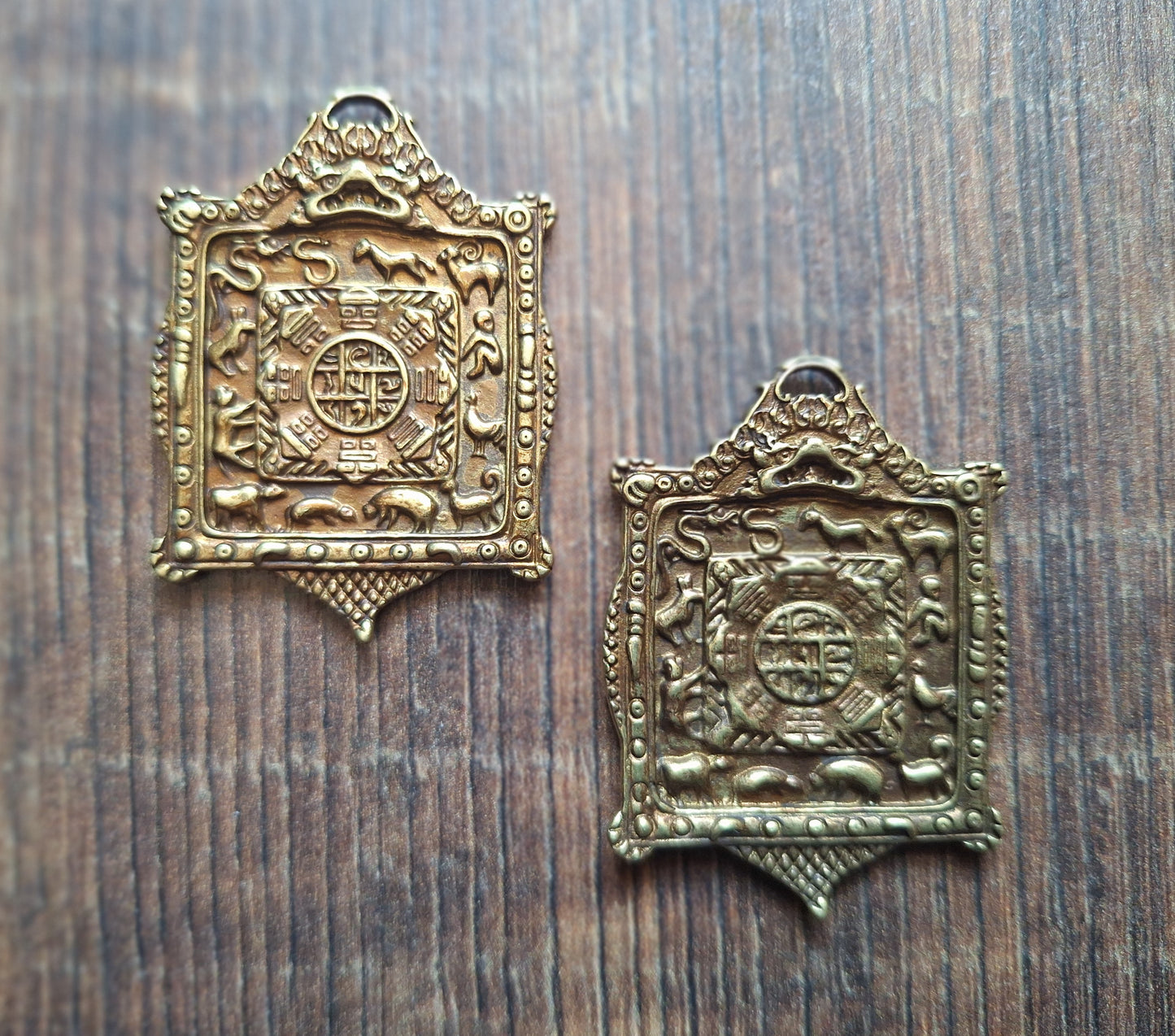 Nepalese melong Rubal with Si Pa Ho and Double Dorje 36 millimeters