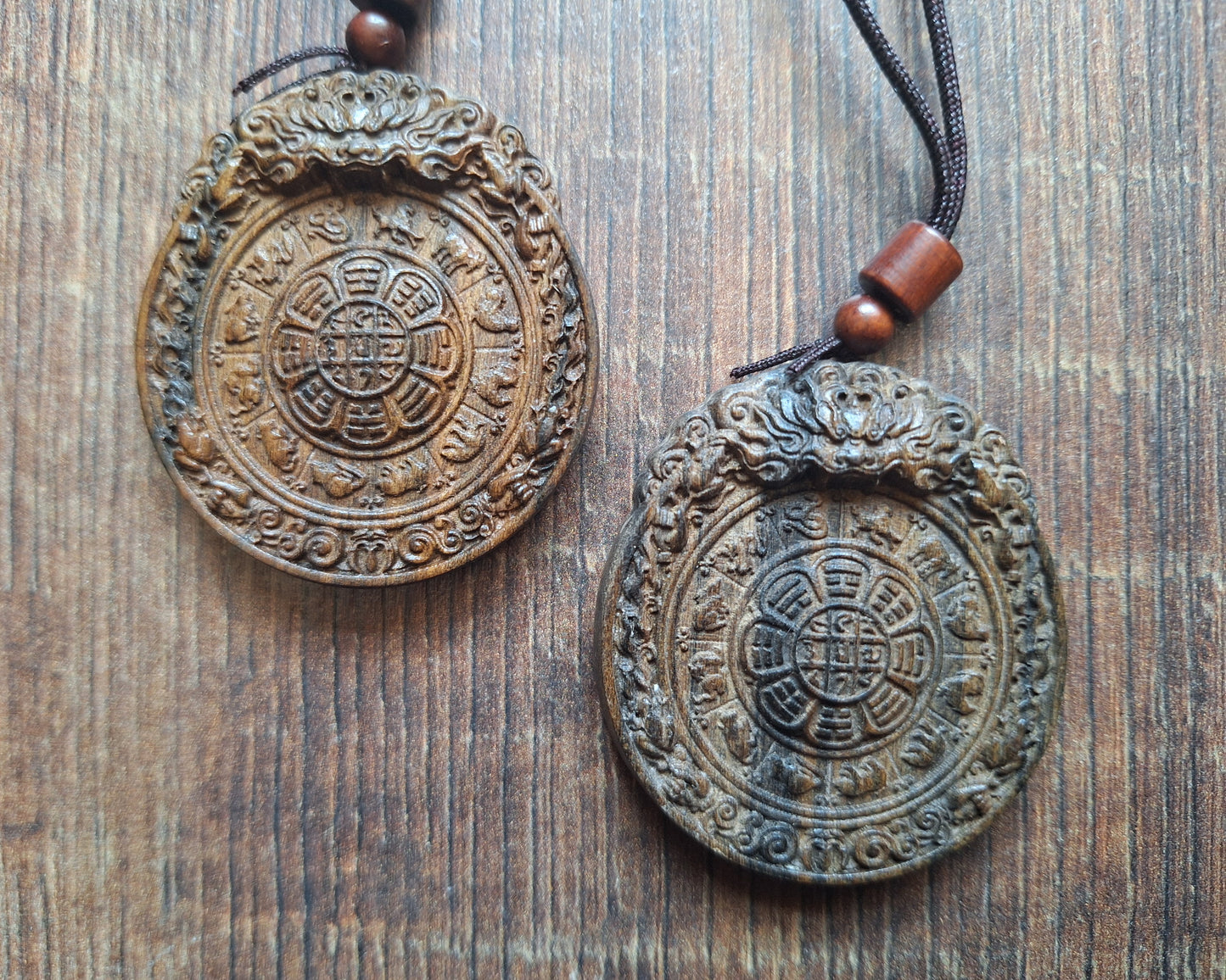 Necklace with wooden pendant Si Pa Ho