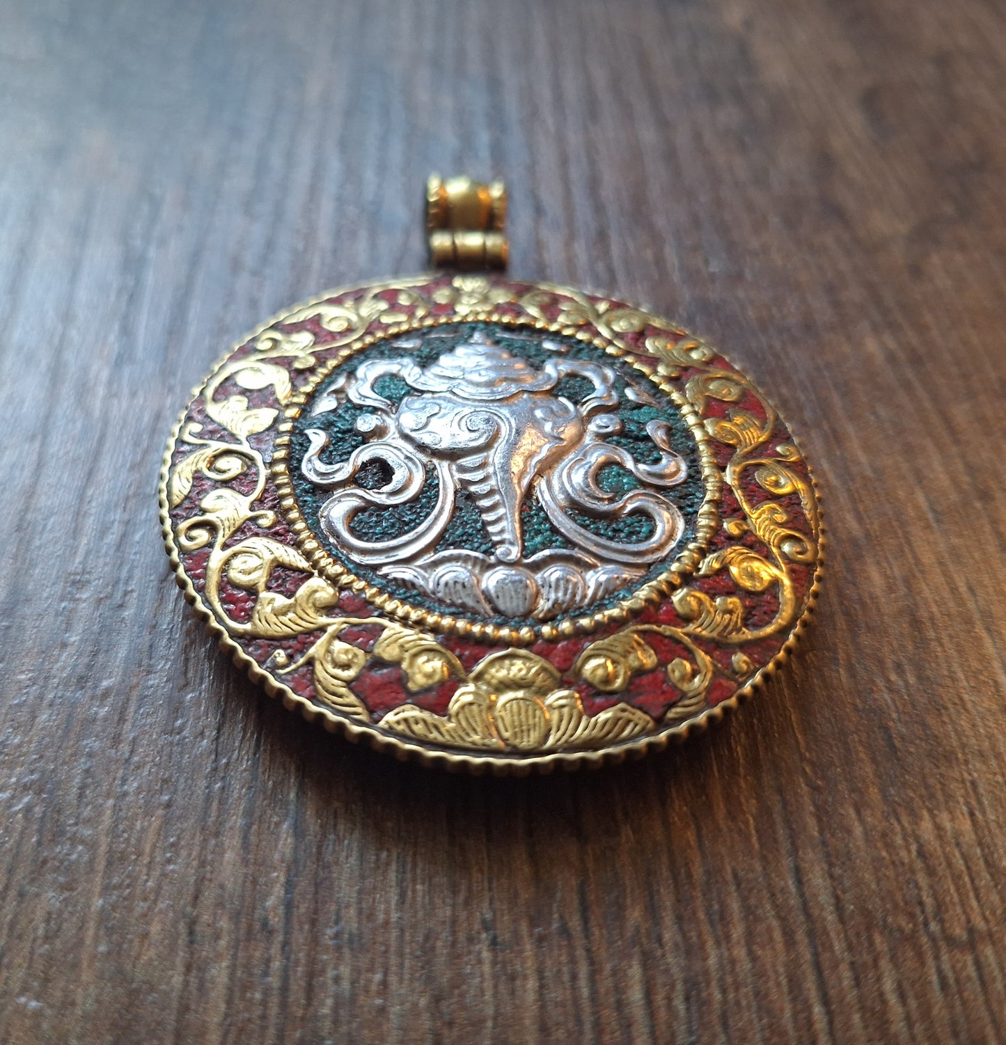 Nepalese melong Conch Shell and Endless Knot 54 millimeters