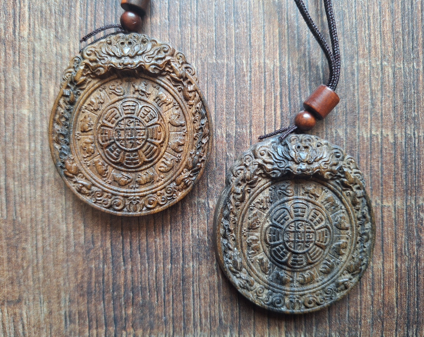Necklace with wooden pendant Si Pa Ho