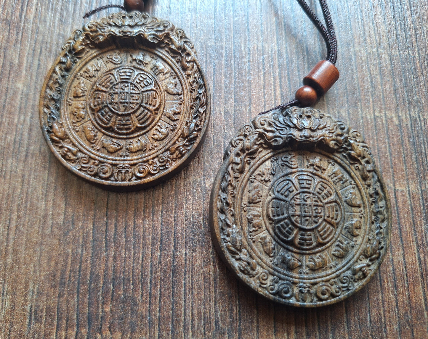 Necklace with wooden pendant Si Pa Ho