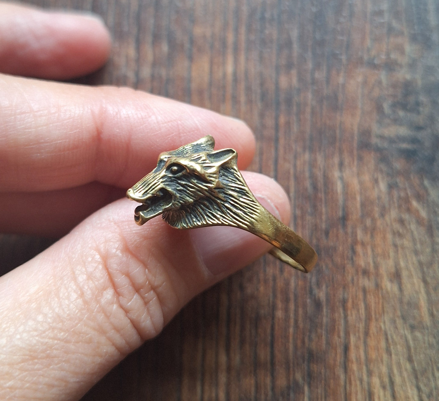 Brass ring Wolf