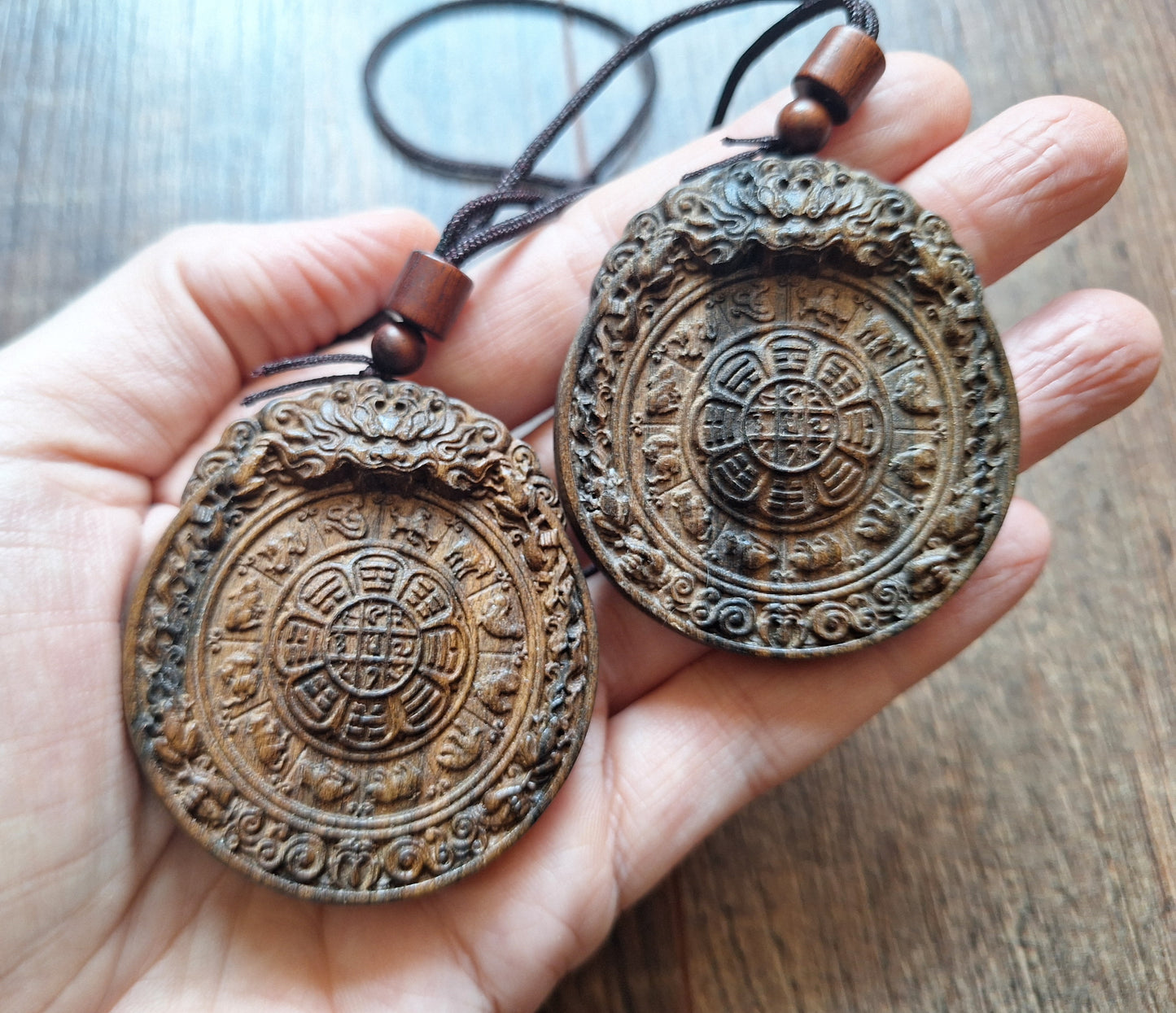 Necklace with wooden pendant Si Pa Ho