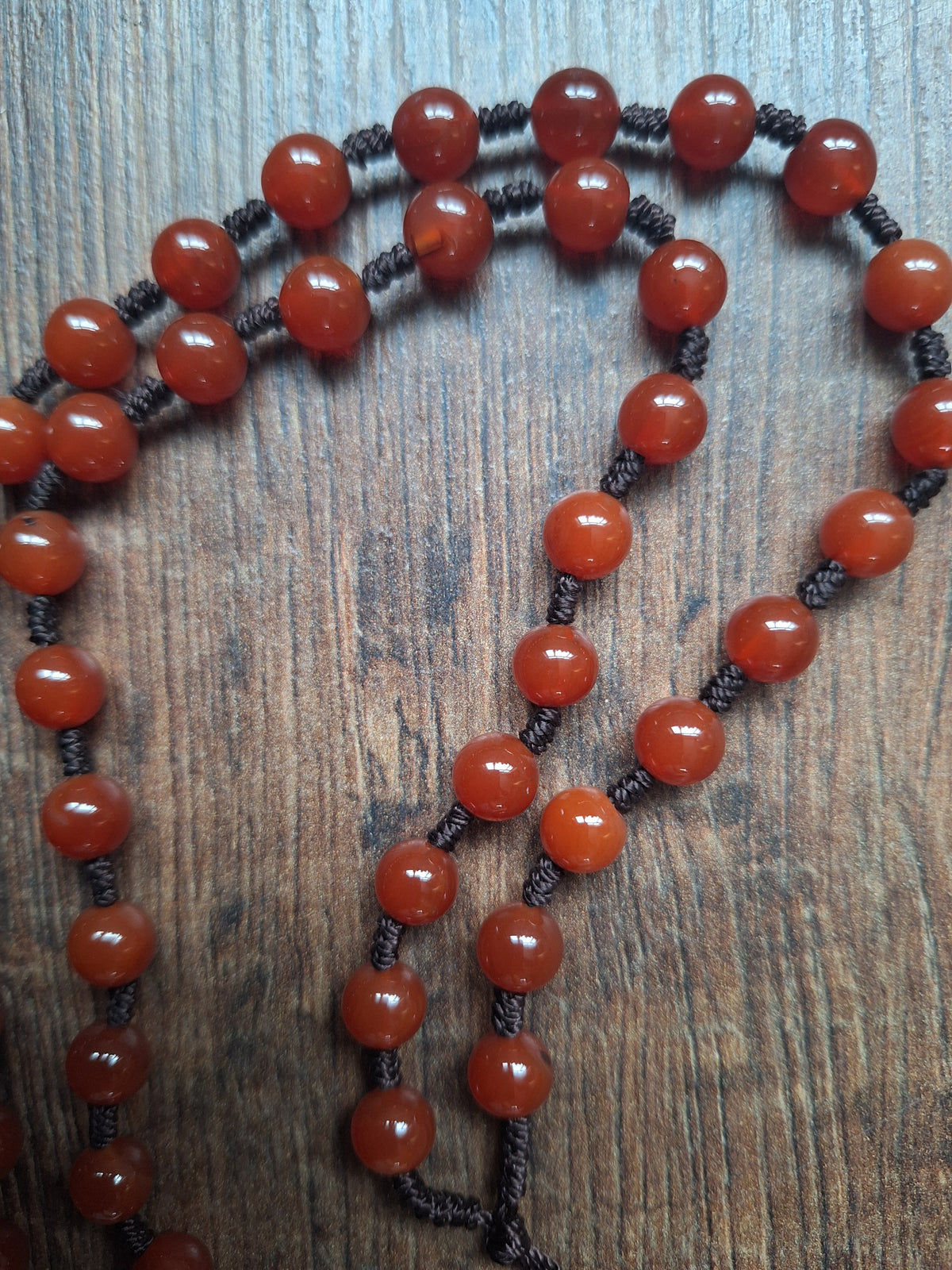 Amulet cord with carnelion beads