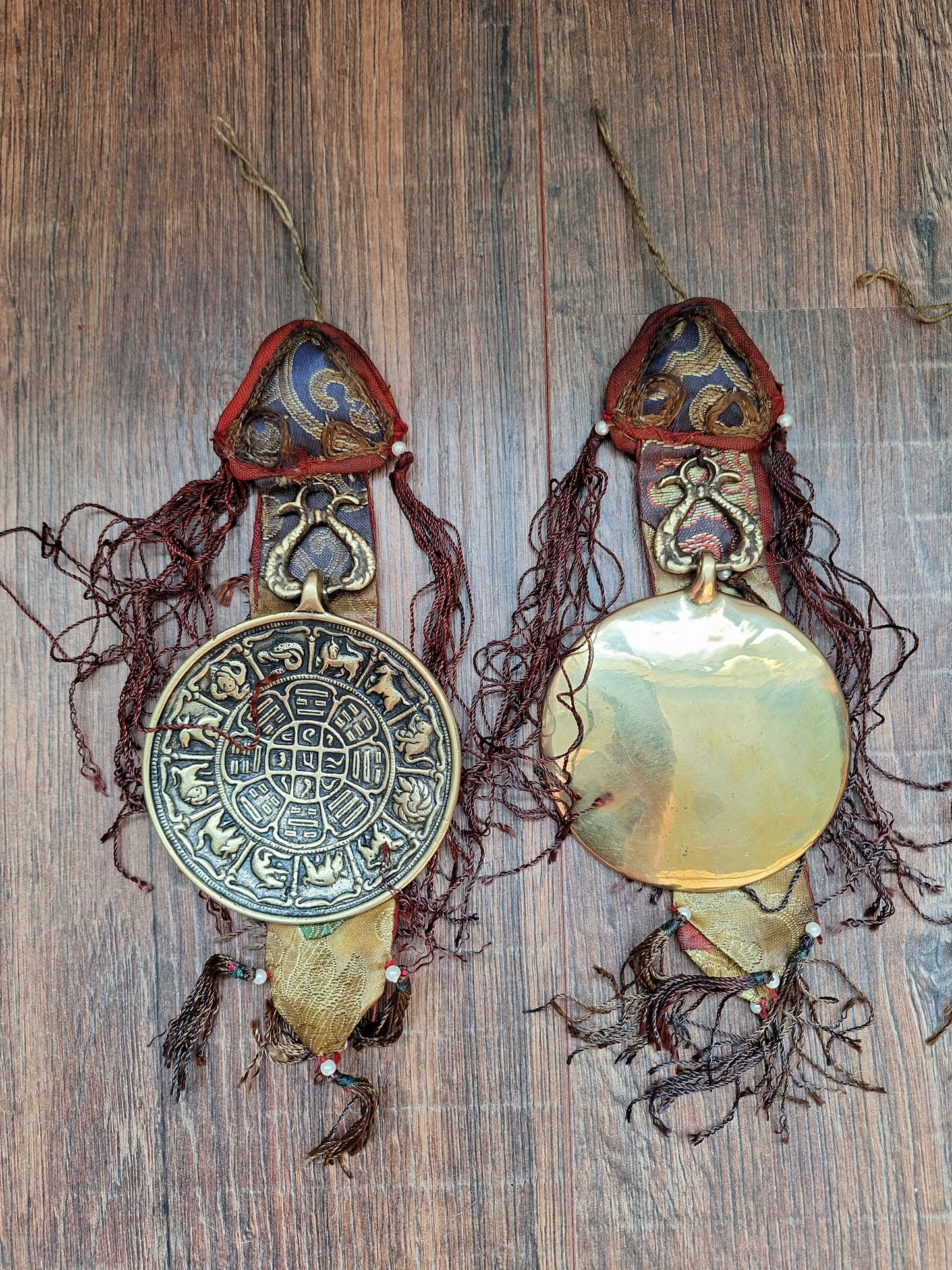 Vintage Tibetan amulet wallhanger with melong Si Pa Ho 85 millimeters