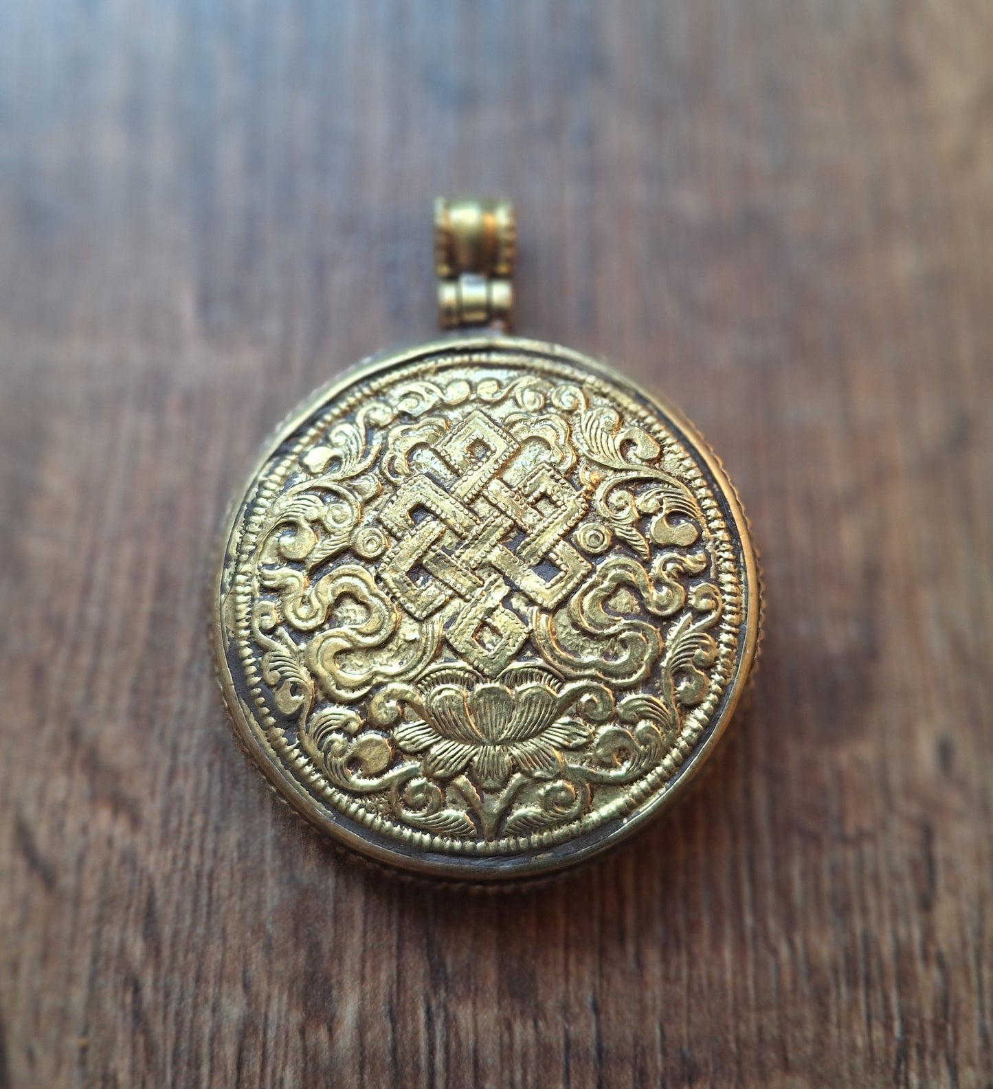 Nepalese melong Conch Shell and Endless Knot 54 millimeters