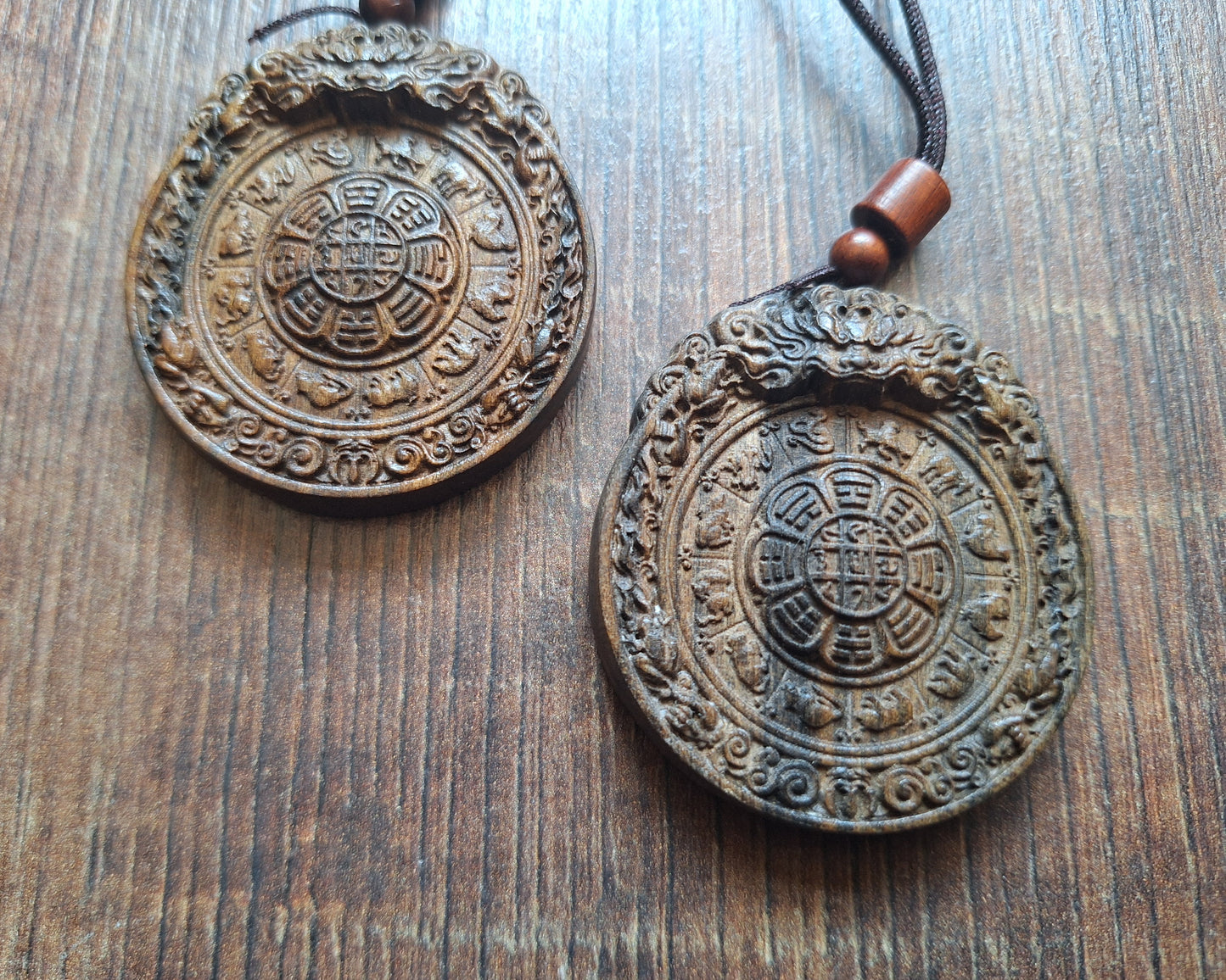 Necklace with wooden pendant Si Pa Ho