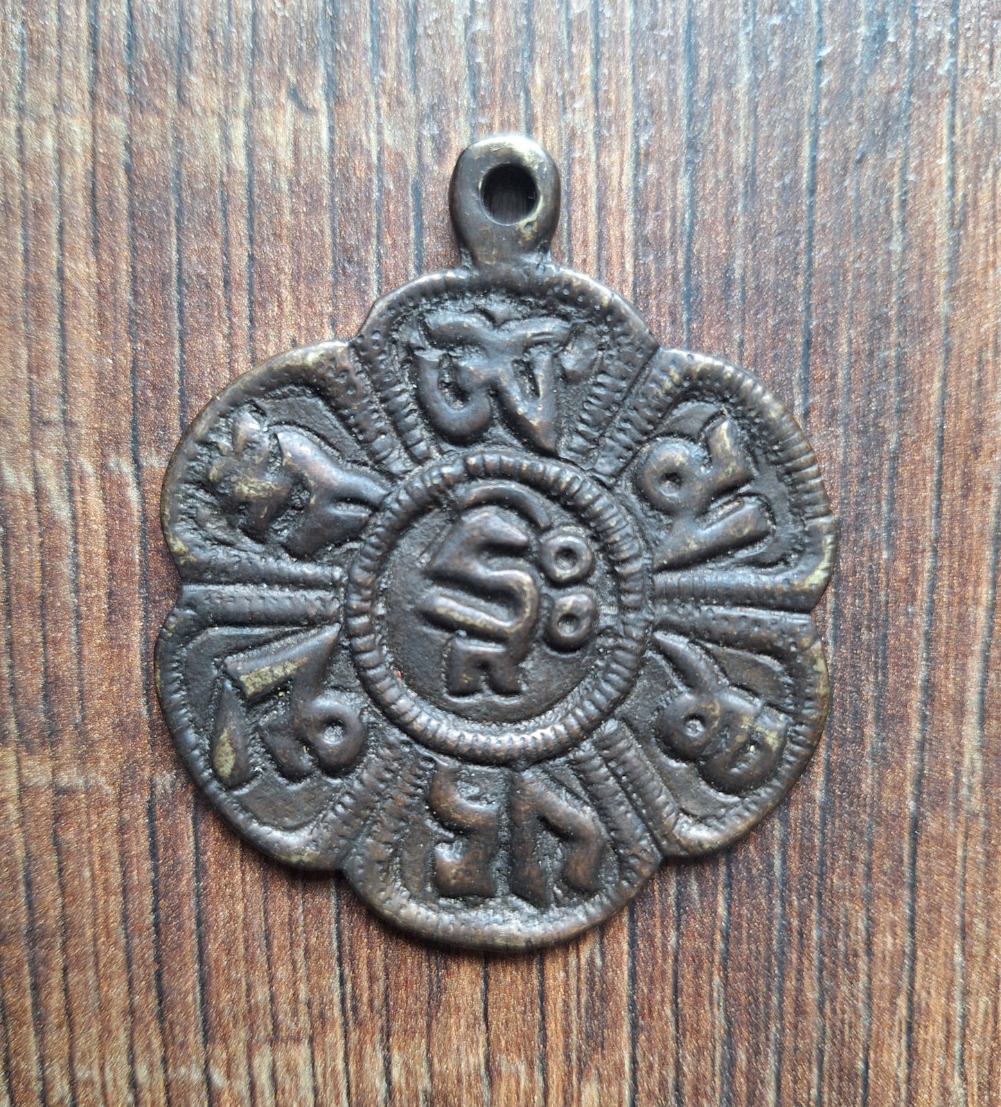 Vintage Nepalese melong Om Mani Padme Hum 50 millimeters